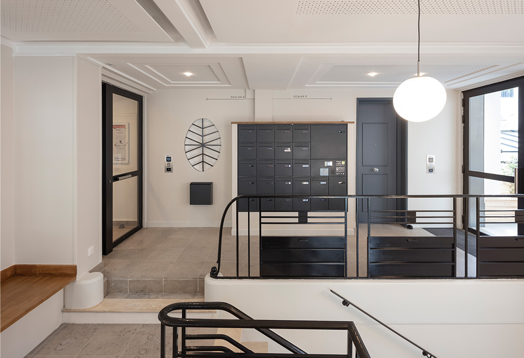 Cage d'escalier neuve d'immeuble refais à neuf dans le 16e arrondissement