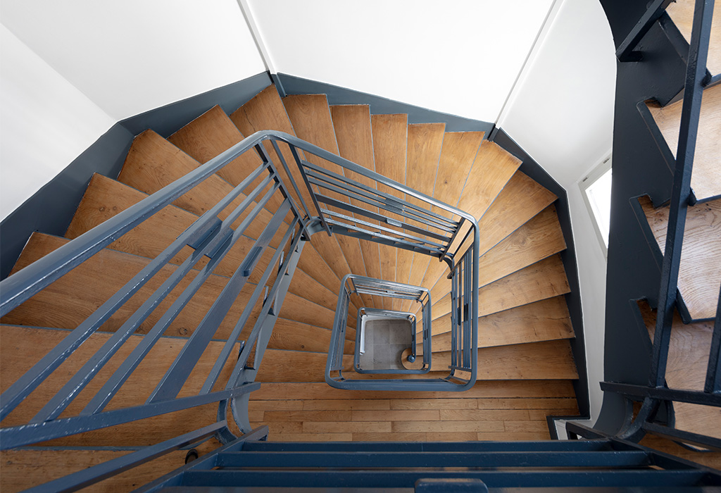 Cage d'escalier neuve d'un immeuble dans le 16e arrondissement