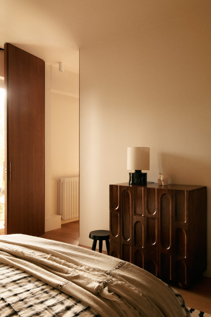 Chambre rénovée dans un appartement à Neuilly-sur-Seine après redistribution des espaces, rénovation intérieure élégante et moderne