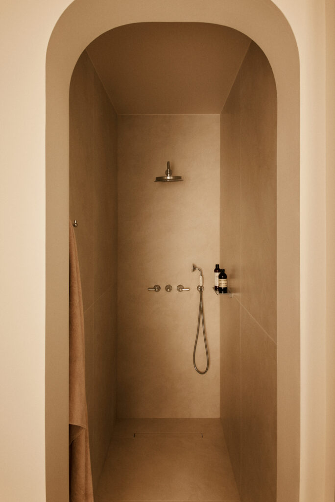 Douche avec arche arrondie après rénovation complète d’un appartement à Neuilly-sur-Seine, finitions minérales et design contemporain