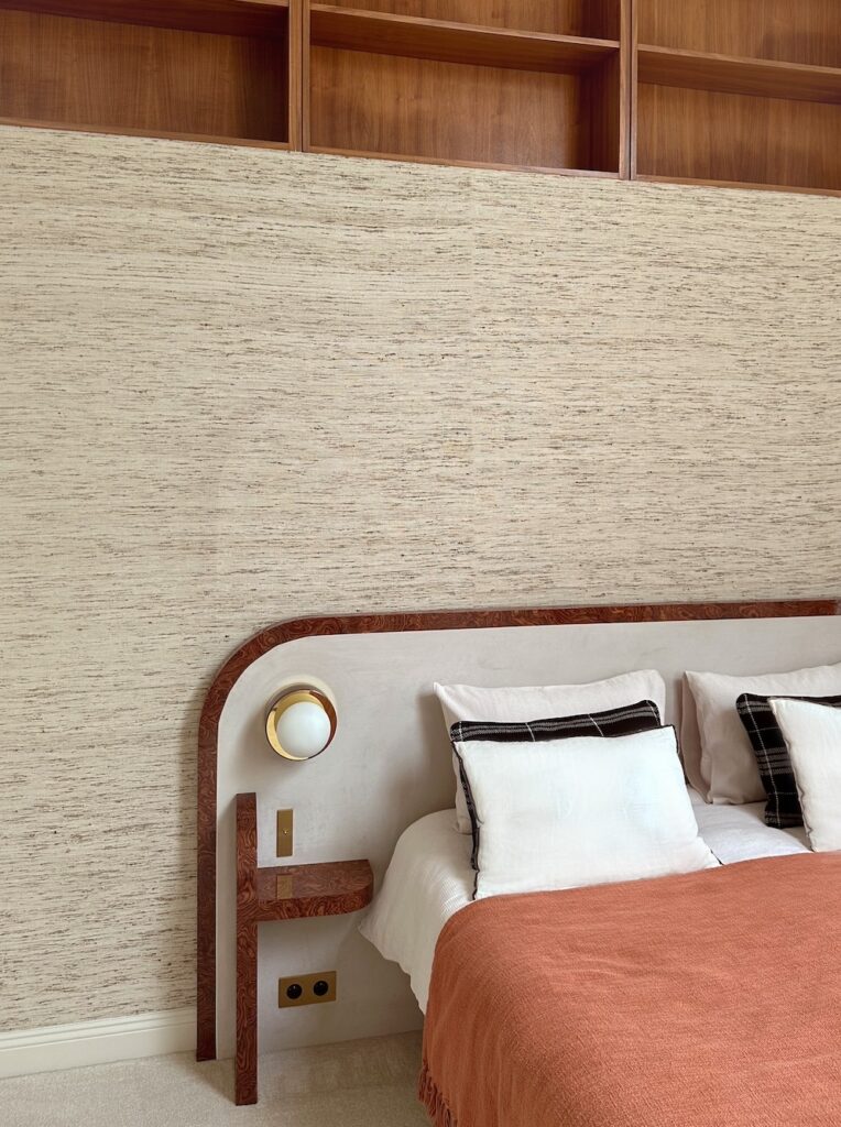 Chambre rénovée avec tête de lit sur mesure, étagères intégrées et matériaux naturels dans une maison à Neuilly-sur-Seine